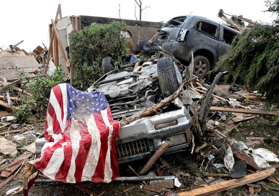 Новости в фотографиях - Ужасные последствия торнадо в Оклахоме, США