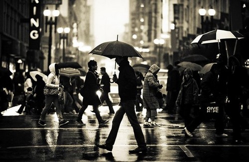 Люди под дождем - красиво и актуально для осенних фото