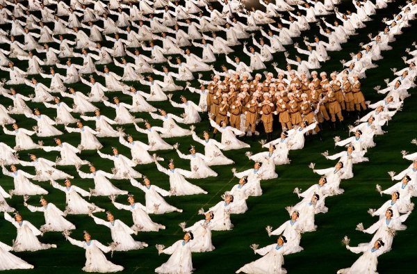 Новости в фотографиях - Танец 100 000 человек в Корее