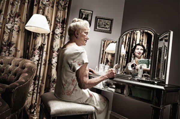 Фото пожилых людей с их отражением в молодости. Необычный фотопроект