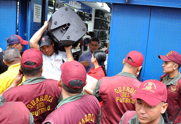 Новости в фотографиях - Армия Венесуэлы захватила магазины и раздает товары почти бесплатно