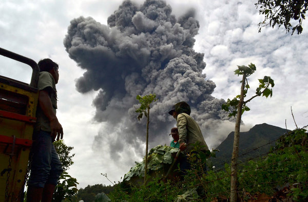 Новости в фотографиях - Мощное извержение вулкана Синабунг