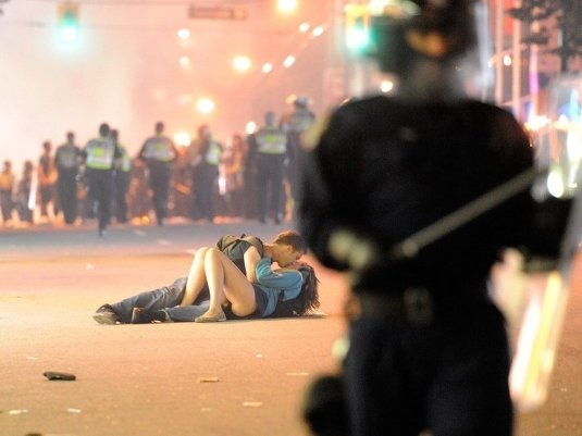 "Ванкуверский поцелуй" или «Любовь на фоне войны"