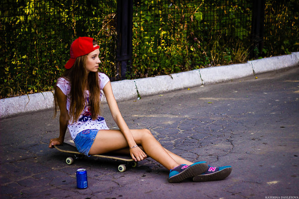 Девушка со скейтом