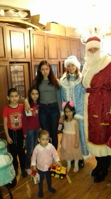 Поздравление детей Снегурочкой и Дедом Морозом