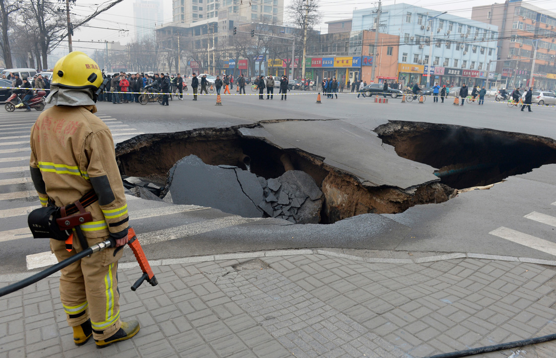 дыра в москве