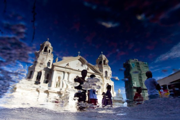 Отражение в воде католической церкви. Манила, фото:Brent Lewin