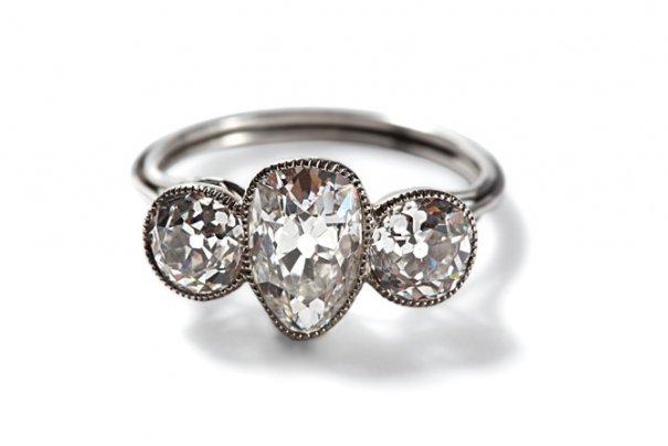 Платиновое кольцо с бриллиантами.