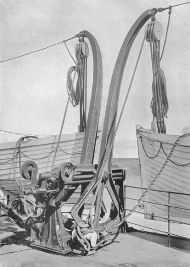 Специальные краны, которые олжны спускать шлюпки на воду,1912 год.