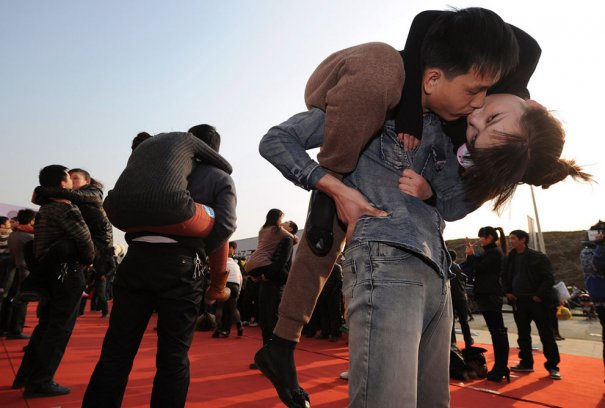 Всемирный день поцелуя! Китай, 97 пар целуются за приз  - обручальные кольца с бриллиантом!