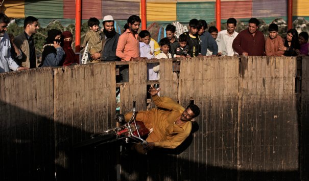 Мы используем для такого эффекта Photoshop, а в Пакестане нужен  всего лишь велосипед, фото: Muhammed Muheisen