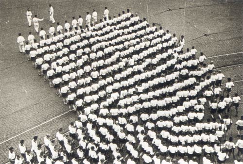 Вступление колонны спорстменов "Динамо" на Красную площадь, 1930 год