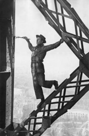 Маляр на Эйфелевой башне, 1953 год. Фотограф Марк Рибу