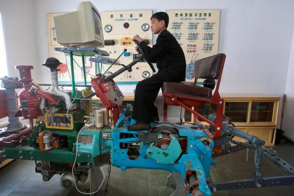 "Вперед! К техническому прогрессу!", Северная Корея, 2012 год.