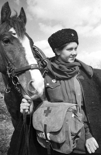 Девушка, служащия советской армии.