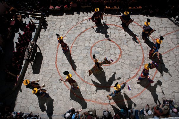 Фестиваль ТиДжи на площади Ло Мустанга, ритуальный танец изгания демонов, фото: Тэйлор Вэйдман