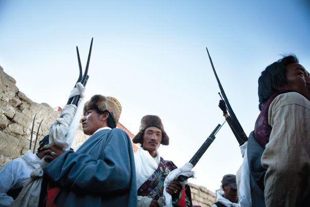 Фестиваль ТиДжи, мужчины готовятся прогонять злого духа стрельбой из ружей, фото: Тэйлор Вэйдман