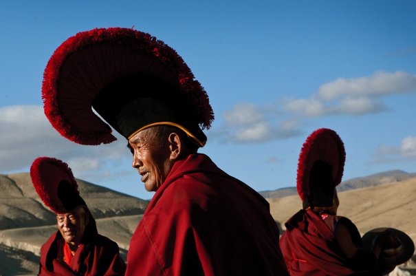 Монахи собираются за пределы Ло Мустанга для проведения обрядов, фото: Тэйлор Вэйдман