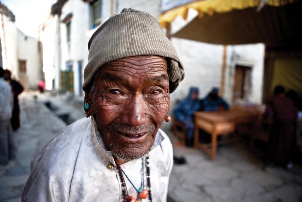 Пожилой житель Лоба одет в белые одежды на фестиваль ТиДжи, фото:  Тэйлор Вэйдман