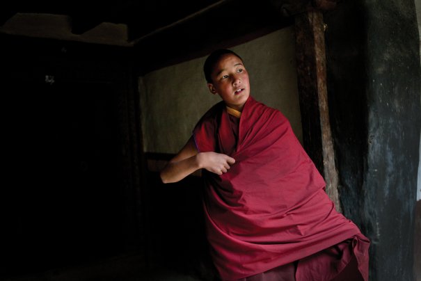 Молодой монах облачается одеяние, фото: Тэйлор Вэйдман