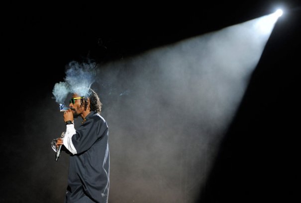 Рэппер Snoop Dogg курит, пока Dr.Dre  читает рэп, фото: Chris Pizzello