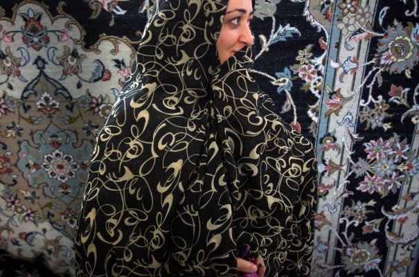 Работница фабрики по изготовлению ковров. Этой "индустрии" в Иране уже 2000 лет!  фото: Morteza Nikoubazl