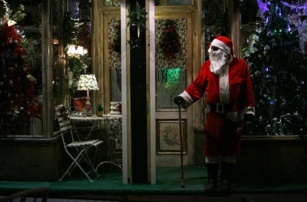 Санта-Клаус на улицах Тегерана, в предверии католического рождества)