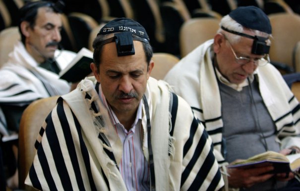 Мужчины -евреи молятся во время Хануки, фото: Vahid Salemi