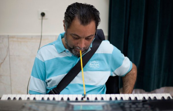 Шахрам Кодайе проводит "музыкальную" терапию в доме для инвалидов, фото: Morteza Nikoubazl