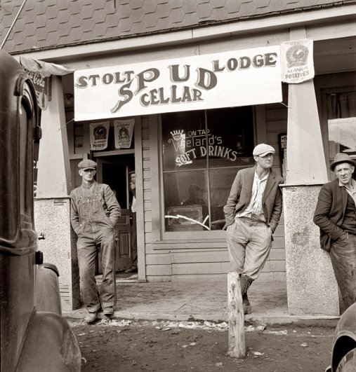 Таверна на главной улице в урожайный период, Орегон ( октябрь, 1939 г.), фотограф: Доротея Ланж
