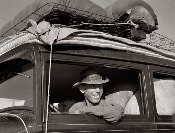 Трасса 99 между Туларэ и Фресно. Фермер из Канзаса со своей семьей в дороге, после шести месяцев в Калифорнии (май, 1939)
