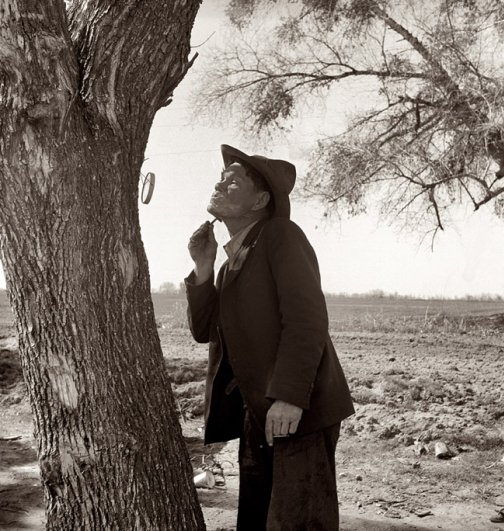 Мужчина бреется на обочине ( 1939 г.), фотограф: Доротея Ланж