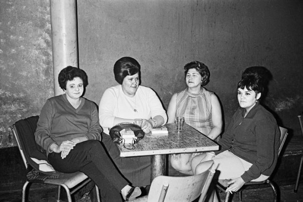 "Сидят девчонки, сидят в сторонке", Серия фотографий  "Катакомбы", июль, 1967 год