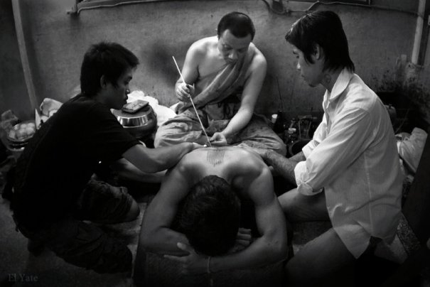 главный монах храма делал татуировки всем желающим 12 часов подряд