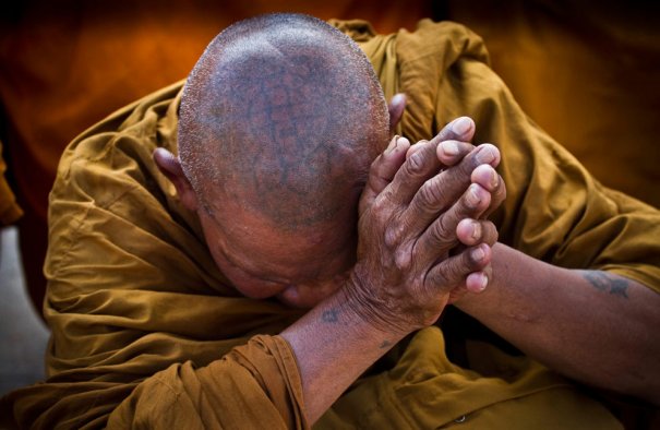 Буддийский монах, на голове у него татуировка -молитва, Тайланд,фото: David Longstreath