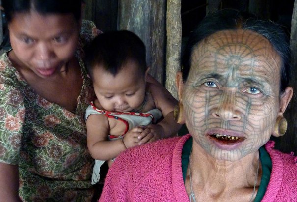 Женщина , проживающая в одном и з поселений в Мьянме