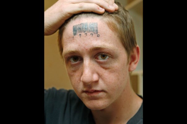 Стэтсон Джонсон, 18 лет,сделал себе штрих-код с "счастливыми" цифрами, фото: Sue Ogrocki