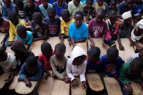 Дети учат Коран по деревянным табличкам, фото: Finbarr O'Reilly