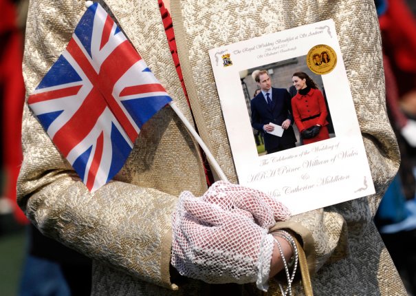 Приглашение на свадьбу в руках королевы, фото: Andy Buchanan
