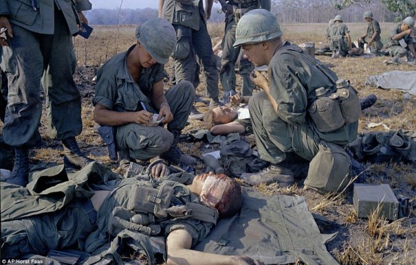 Американские солдаты oсматриваются санитаром на поле боя