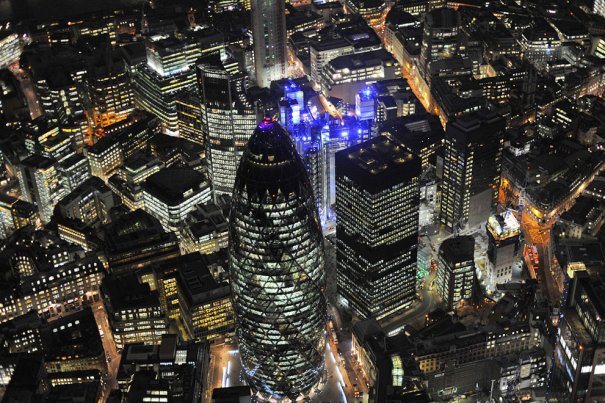Ночная панорама Лондона, над башнями Swiss Re и Lloyds Building.