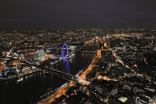 Над станцией Чаринг Кросс, с видом на Саут-Банк и колесом обозрения London Eye.