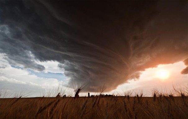 Массивный шторм – закрученные облака на полями на западе Небраски, 22 июня 2012. (© Camille Seaman)