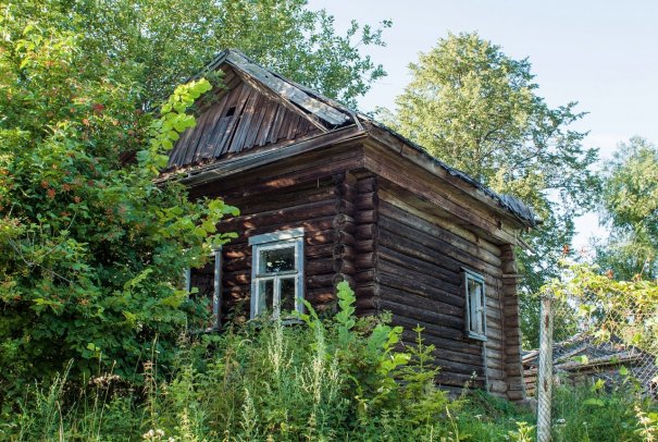 Полуразрушенный дом в Берсеменово