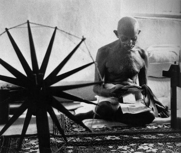 Махатма Ганди (Makhatma Ghandi) рядом со своей прялкой, 1946