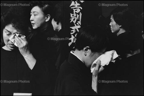 Япония. Токио. Прощальный вечер с актером Данюро. Ноябрь 1965.  © Henri Cartier-Bresson