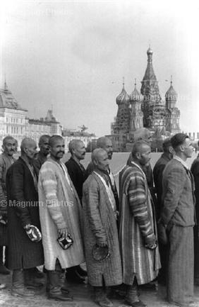 СССР, Москва, Красная площадь. 1954. Люди стоят в очереди в Мавзолей Ленина. © Henri Cartier-Bresson