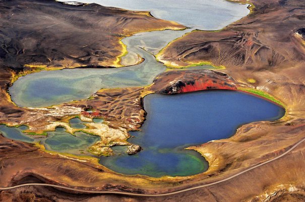 9. За время реализации этого проекта итальянский фотограф провел в полете 70 часов. Красочные озера в Исландии. (Sandro Santioli, Solent News & Photo Agency) - "птичий полет"