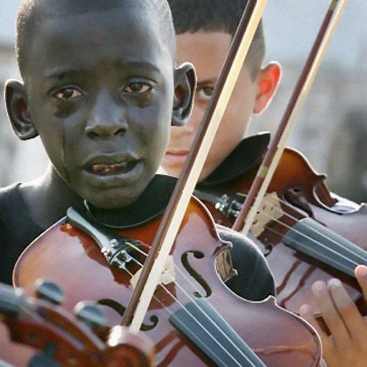 Мальчик играет на скрипке на похоронах своего учителя - Эмоции людей