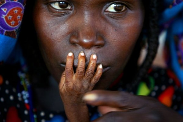 Уставшая мать и ребенок в отделении продовольственной помощи, Нигер - Эмоции людей